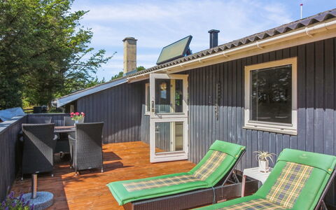 Wisti - 600M from the Sea: Bois, Domicile, Dur, Meubles, Porte, Tache De Bois, Plate-Forme, Ombre, Parquet, Planche