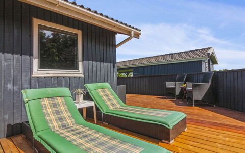 Wisti - 600M from the Sea: Bois, Tache De Bois, Dur, Planche, Plate-Forme, Parquet, Ombre, Conception, Lumber, Eco Hôtel