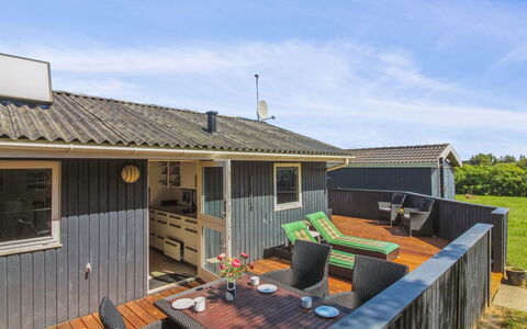 Wisti - 600M from the Sea: Bois, Toit, Domicile, Maison, Chalet, Porte, Dur, Siding, Planche, Ombre