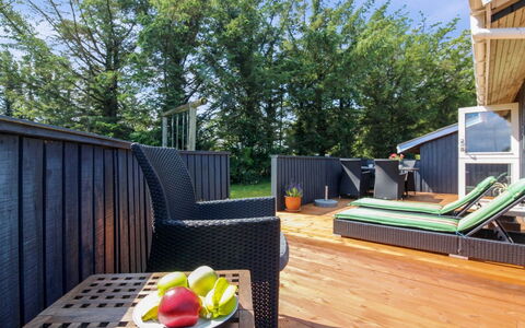 Wisti - 600M from the Sea: Bois, Parquet, Meubles, Dur, Tache De Bois, Planche, Plate-Forme, Ombre, Chaise, Eco Hôtel