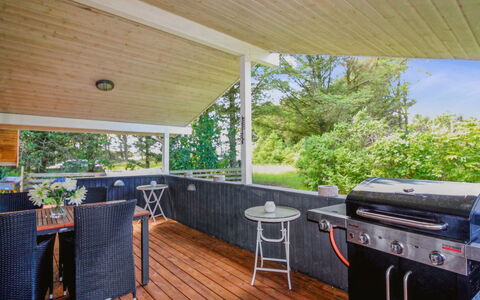 Wisti - 600M from the Sea: Bois, Parquet, Porche, Meubles, Sol, Plate-Forme, Dur, Chaise, Sol, Mobilier De Jardin