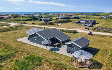 Thomsen - 475M from the Sea: Toit, Domicile, Maison, Zone Résidentielle, Chalet, Siding, Biens, Banlieue, Allée, Aménagement Paysager