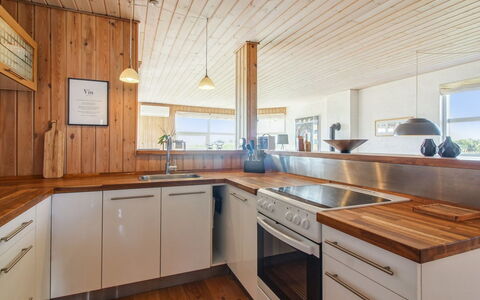 Thomsen - 475M from the Sea: Sol, Design Intérieur, Comptoir, Cuisine, Sol, Bois, Plafond, Cabinetry, Parquet, Meubles