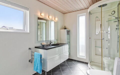 Thomsen - 475M from the Sea: Luminaire Plomberie, Design Intérieur, Sol, Plafond, Sol, Évier, Salle De Bains, Robinet, Plomberie, Armoire De Toilette