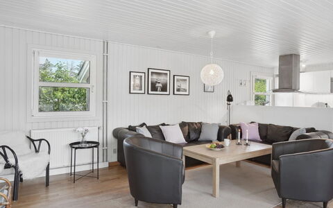 Ingebore - 700M from the Sea: Canapé, Design Intérieur, Meubles, Salon, Domicile, Plafond, Sol, Sol, Parquet