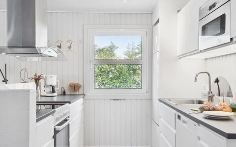 Ingebore - 700M from the Sea: Cuisine, Appareil De Cuisine, Bois, Principaux Appliance, Comptoir, Design Intérieur, Électroménager, Sol, Cabinetry, Domicile