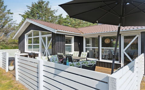 Ingebore - 700M from the Sea: Bois, Domicile, Porche, Maison, Toit, Siding, Porte, Chalet, Plate-Forme, Ombre