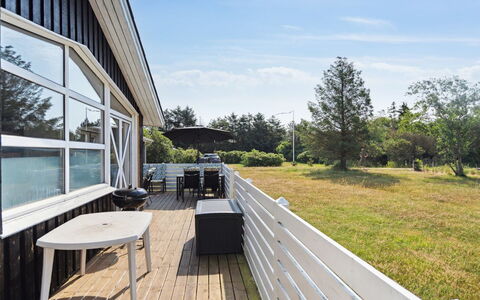 Ingebore - 700M from the Sea: Domicile, Porche, Chalet, Ombre, Plate-Forme, Siding, Planche, Biens, Dur, Cour