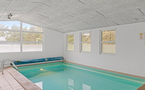 Ingebore - 700M from the Sea: Sol, Sol, Plafond, Composite, Piscine, Daylighting, Conception, Tache De Bois, Tuile, Hôtel