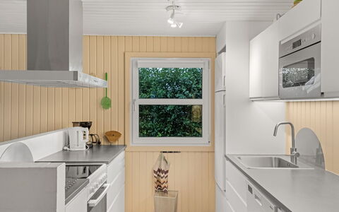 Ingebore - 700M from the Sea: Sol, Cuisine, Bois, Comptoir, Appareil De Cuisine, Principaux Appliance, Sol, Design Intérieur, Cabinetry, Parquet