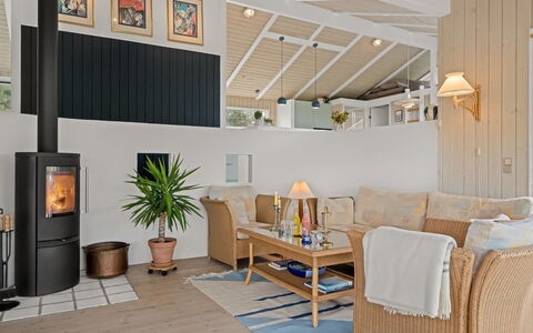 Hrefna - 500M from the Sea: Meubles, Design Intérieur, Sol, Sol, Bois, Parquet, Plafond, Canapé, Salon, Pièce