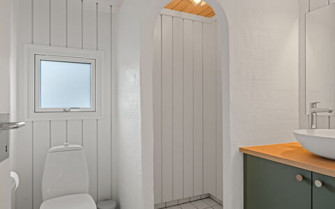 Hrefna - 500M from the Sea: Mur, Luminaire Plomberie, Sol, Design Intérieur, Salle De Bains, Sol, Plomberie, Toilette, Pièce, Évier