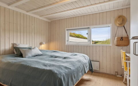 Hrefna - 500M from the Sea: Bois, Chambre, Sol, Plafond, Sol, Design Intérieur, Lit, Parquet, Drap De Lit, Literie