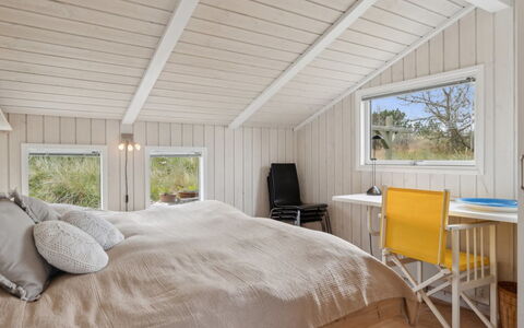 Hrefna - 500M from the Sea: Design Intérieur, Bois, Plafond, Chambre, Sol, Sol, Lit, Meubles, Pièce, Domicile