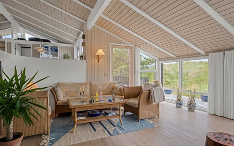 Hrefna - 500M from the Sea: Bois, Design Intérieur, Sol, Plafond, Meubles, Sol, Canapé, Parquet, Salon, Domicile