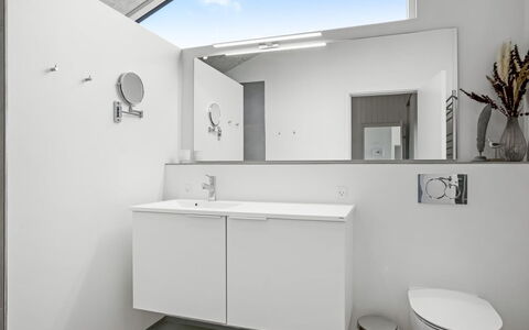 Egil - 1.5Km from the Sea: Luminaire Plomberie, Design Intérieur, Sol, Salle De Bains, Évier, Sol, Armoire De Toilette, Robinet, Lavabo, Plomberie