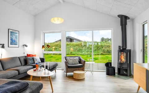 Egil - 1.5Km from the Sea: Salon, Canapé, Plante D'Appartement, Parquet, Poêle À Bois, Électroménager, Luminaire, Table Basse, Foyer