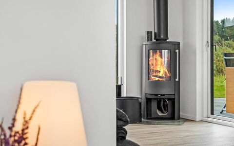 Egil - 1.5Km from the Sea: Électroménager, Poêle À Bois, Plante D'Appartement, Salon, Appareil De Cuisine, Foyer, Lampe, Cabinetry