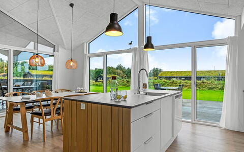 Egil - 1.5Km from the Sea: Plafond, Design Intérieur, Cuisine, Luminaire, Comptoir, Table Cuisine Et Salle A Manger, Chaise, Dur, Matériau Naturel, Tache De Bois