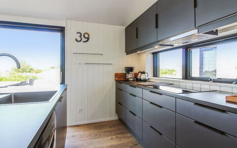 Kristiina - 500M from the Sea: Cuisine, Bois, Comptoir, Appareil De Cuisine, Cabinetry, Robinet, Luminaire Plomberie, Évier, Evier, Principaux Appliance