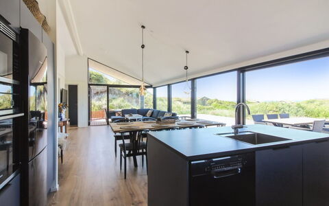 Kristiina - 500M from the Sea: Plafond, Design Intérieur, Table Cuisine Et Salle A Manger, Parquet, Dur, Chaise, Ombre, Tache De Bois, Matériau Naturel, Cuisine