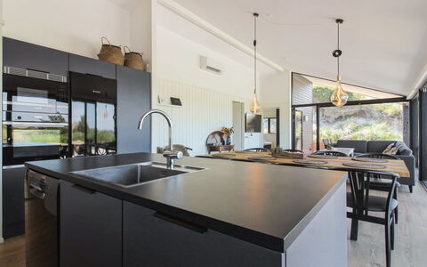 Kristiina - 500M from the Sea: Cuisine, Comptoir, Design Intérieur, Plafond, Meubles, Appareil De Cuisine, Luminaire, Table Cuisine Et Salle A Manger, Éclairage, Sol