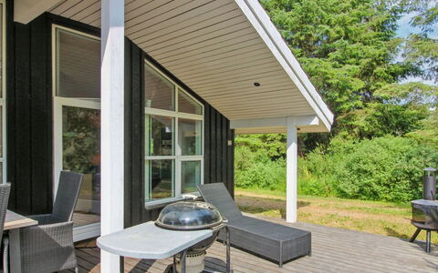 Arlett - 950M from the Sea: Bleu, Arbuste, Chalet, Couverture De Sol, Jardin, Biens, Ombre, Aménagement Paysager, Ferme, Eco Hôtel