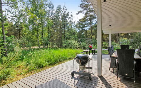 Arlett - 950M from the Sea: Bleu, Arbuste, Chalet, Couverture De Sol, Jardin, Biens, Ombre, Aménagement Paysager, Ferme, Eco Hôtel