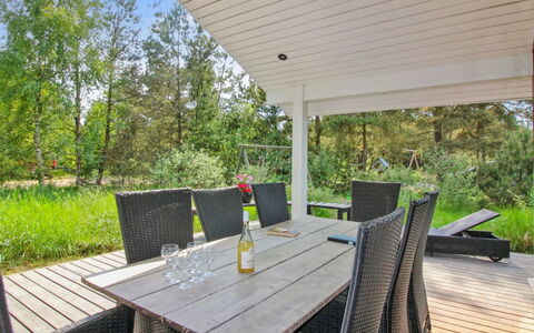 Arlett - 950M from the Sea: Bleu, Arbuste, Chalet, Couverture De Sol, Jardin, Biens, Ombre, Aménagement Paysager, Ferme, Eco Hôtel