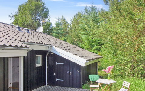 Arlett - 950M from the Sea: Bleu, Arbuste, Chalet, Couverture De Sol, Jardin, Biens, Ombre, Aménagement Paysager, Ferme, Eco Hôtel
