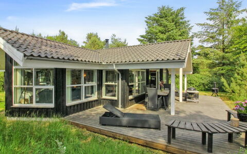 Arlett - 950M from the Sea: Bleu, Arbuste, Chalet, Couverture De Sol, Jardin, Biens, Ombre, Aménagement Paysager, Ferme, Eco Hôtel