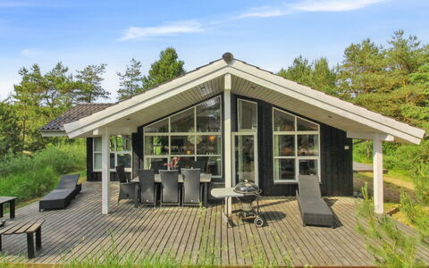 Arlett - 950M from the Sea: Bleu, Arbuste, Chalet, Couverture De Sol, Jardin, Biens, Ombre, Aménagement Paysager, Ferme, Eco Hôtel