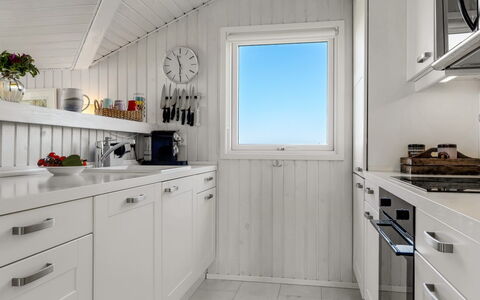 Minka - 58M from the Sea: Cuisine, Comptoir, Bois, Design Intérieur, Principaux Appliance, Sol, Appareil De Cuisine, Cabinetry, Plafond, Domicile