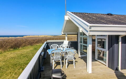 Minka - 58M from the Sea: Toit, Chalet, Domicile, Ombre, Siding, Ferme, Porche, Structure En Plein Air, Batiments Jardin
