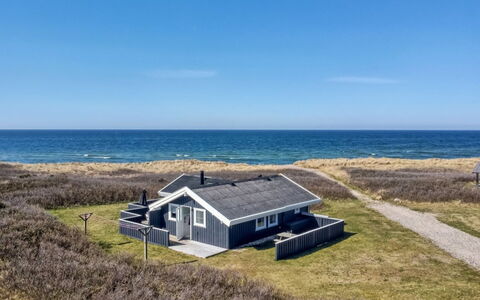 Minka - 58M from the Sea: Toit, Chalet, Domicile, Ombre, Siding, Ferme, Porche, Structure En Plein Air, Batiments Jardin