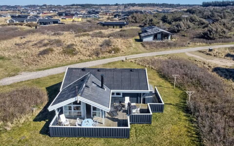 Minka - 58M from the Sea: Toit, Chalet, Domicile, Ombre, Siding, Ferme, Porche, Structure En Plein Air, Batiments Jardin