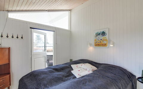 Fridhild - 875M from the Sea: Bois, Plafond, Chambre, Dur, Luminaire, Tache De Bois, Planche, Parquet, Literie, Lit