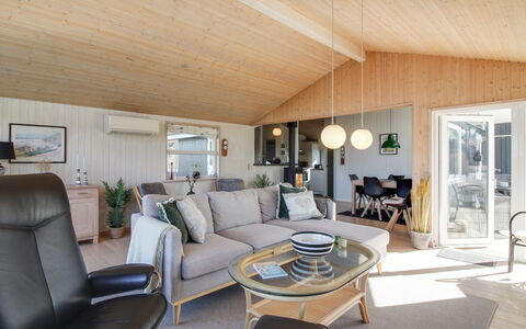 Fridhild - 875M from the Sea: Bois, Domicile, Sol, Sol, Salon, Plafond, Chalet, Canapé, Dur