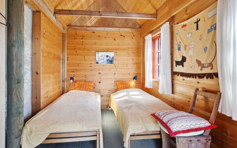 Henke - 100M from the Sea: Chambre, Bois, Meubles, Lit, Sol, Sol, Design Intérieur, Maison, Domicile, Pièce
