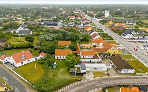 Henke - 100M from the Sea: Zone Résidentielle, Bâtiment, Maison, Toit, Domicile, Banlieue, Zone Urbaine, Quartier, Route, Ville