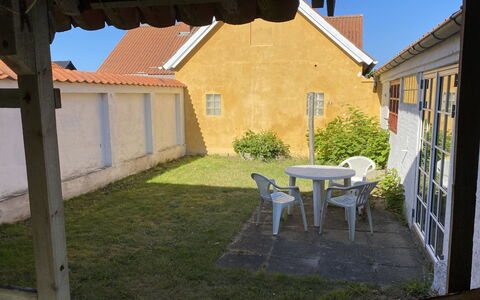 Bedri - 100M from the Sea: Maison, Domicile, Chalet, Porte, Arrière-Cour, Cour, Ombre, Pelouse, Jardin, Mobilier De Jardin