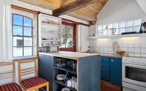 Bedri - 100M from the Sea: Meubles, Cuisine, Sol, Comptoir, Design Intérieur, Bois, Sol, Cabinetry, Appareil De Cuisine, Plafond