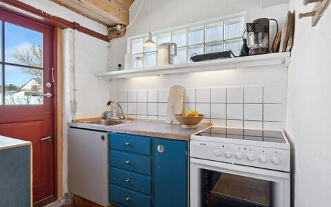 Bedri - 100M from the Sea: Bois, Cuisine, Sol, Sol, Comptoir, Appareil De Cuisine, Cabinetry, Principaux Appliance, Cuisinière, Pièce