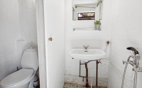 Bedri - 100M from the Sea: Mur, Luminaire Plomberie, Salle De Bains, Lavabo, Siège De Toilette, Évier, Sol, Sol, Toilette, Plomberie