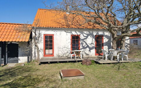 Natalija - 100M from the Sea: Domicile, Toit, Maison, Chalet, Biens, Porte, Porche, Siding, Ferme, Ombre