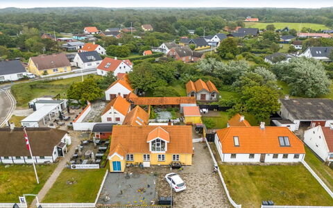 Natalija - 100M from the Sea: Domicile, Toit, Maison, Chalet, Biens, Porte, Porche, Siding, Ferme, Ombre