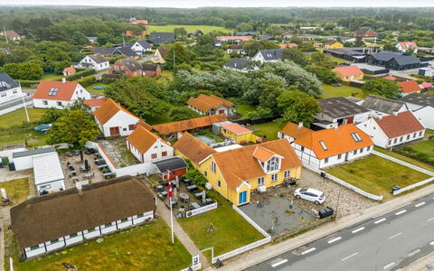 Natalija - 100M from the Sea: Domicile, Toit, Maison, Chalet, Biens, Porte, Porche, Siding, Ferme, Ombre
