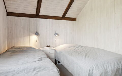 Irlin - 600M from the Sea: Mur, Bois, Sol, Sol, Plafond, Chambre, Design Intérieur, Lit, Pièce, Linge