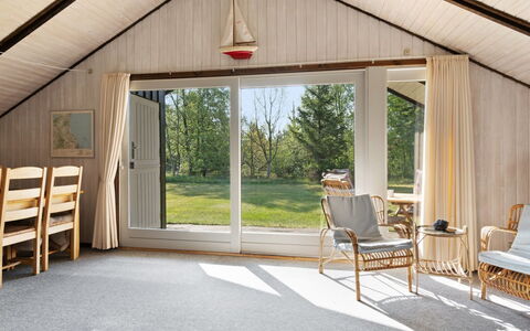 Irlin - 600M from the Sea: Bois, Plafond, Sol, Design Intérieur, Meubles, Sol, Pièce, Chaise, Salon, Ombre