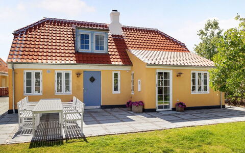 Karmen - 100M from the Sea: Toit, Domicile, Chalet, Biens, Mobilier De Jardin, Cour, Tableau De Plein Air, Cour, Arrière-Cour, Villa
